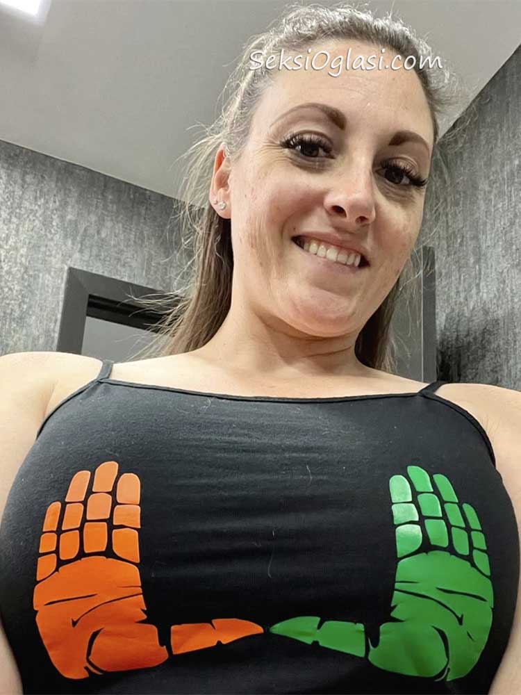 žena u majici sa printom selfie kragujevac